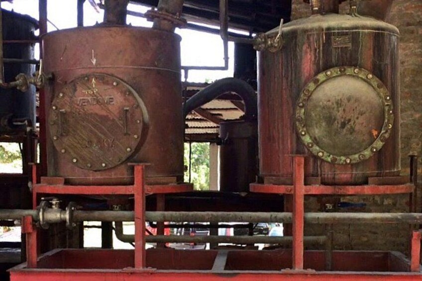 Ein alter, verrosteter Industrie-Kessel mit Rohren und einer runden Metallplatte. 5
