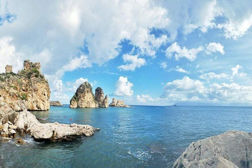 Un paisaje costero con formaciones rocosas y agua azul cristalina. 3
