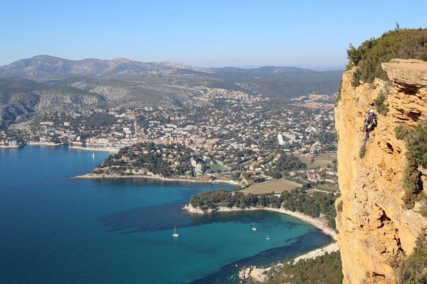 Cassis pebbly beaches, calanques, limestone cliffs and driving the spectacular scenic Route des Crêtes along the clifftops to Cap Canaille 3