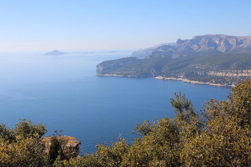 Cassis pebbly beaches, calanques, limestone cliffs and driving the spectacular scenic Route des Crêtes along the clifftops to Cap Canaille 4