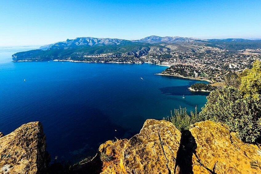 Cassis pebbly beaches, calanques, limestone cliffs and driving the spectacular scenic Route des Crêtes along the clifftops to Cap Canaille 2