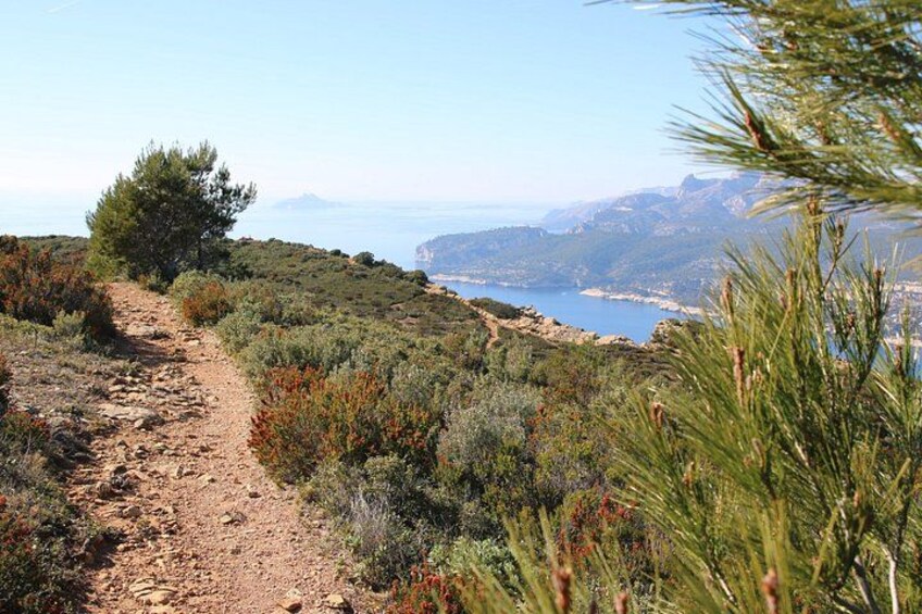 Cassis pebbly beaches, calanques, limestone cliffs and driving the spectacular scenic Route des Crêtes along the clifftops to Cap Canaille 2