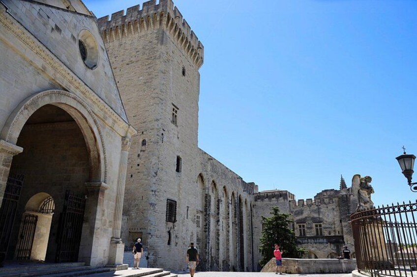 Avignon and the inspirational villages of the Vauclause - L'Isle sur la Sorgue, Fontaine de Vaucluse, bric-a-brac, antiques & renaissance frescos 1
