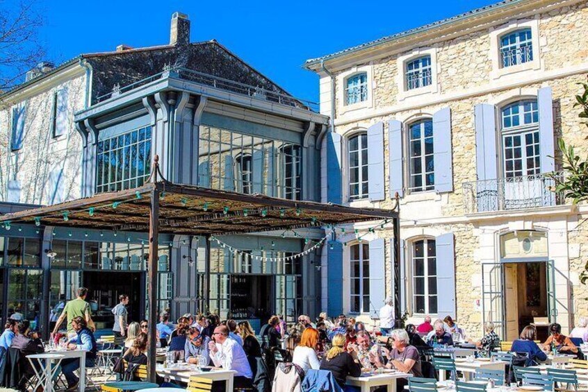 Sophisticated and calm - lunchtime in St Rémy de Provence