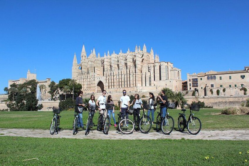 Un groupe de personnes à vélo devant une cathédrale historique. 1