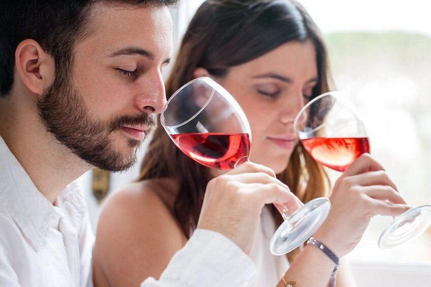 Zwei Personen halten Weinkelche, eine mit roter Flüssigkeit. 4
