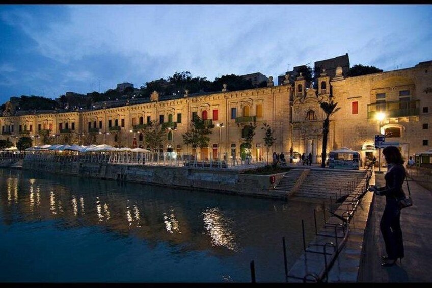 Valletta Waterfront by night 2