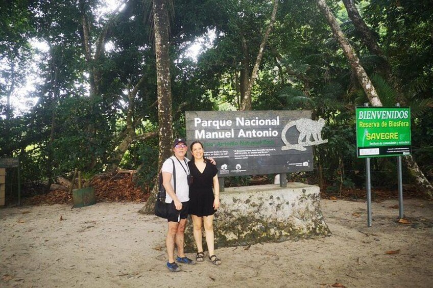 A sign for Parque Nacional Manuel Antonio with a welcome message and a symbol of a jaguar. 4