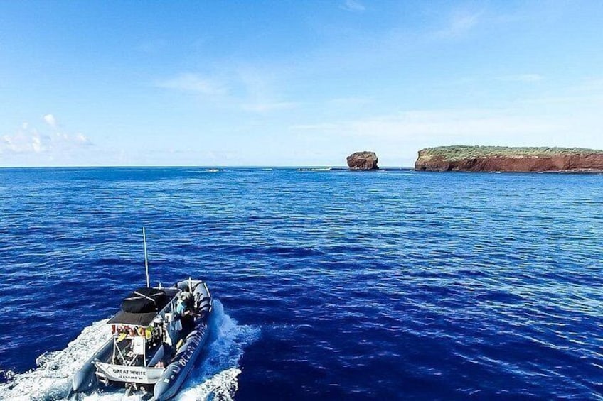 Un bote en un mar azul con una costa rocosa al fondo. 2