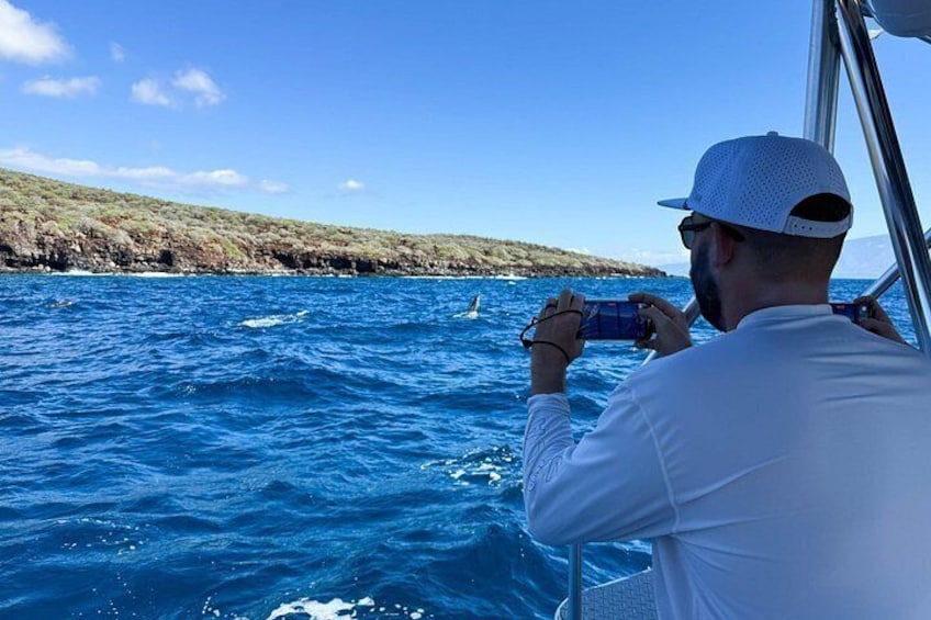 Una persona fotografiando el océano desde un barco. 4