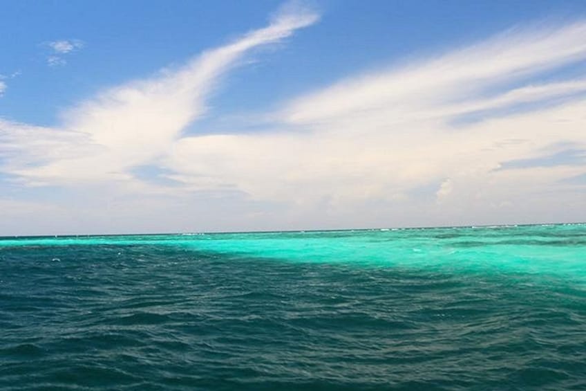 Un mar turquesa con un cielo despejado. 5