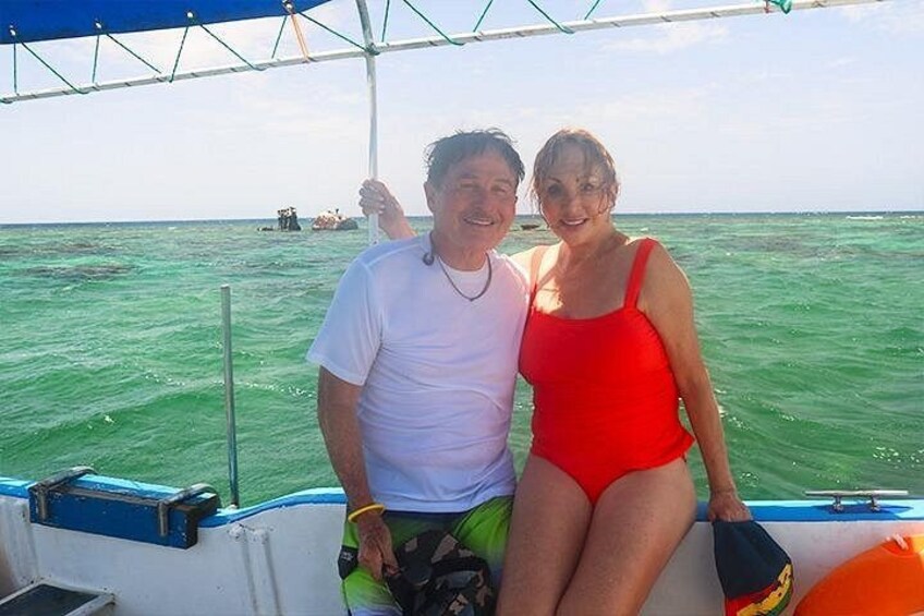 Dos personas en un bote con una vista despejada del océano y tierra a lo lejos. 4