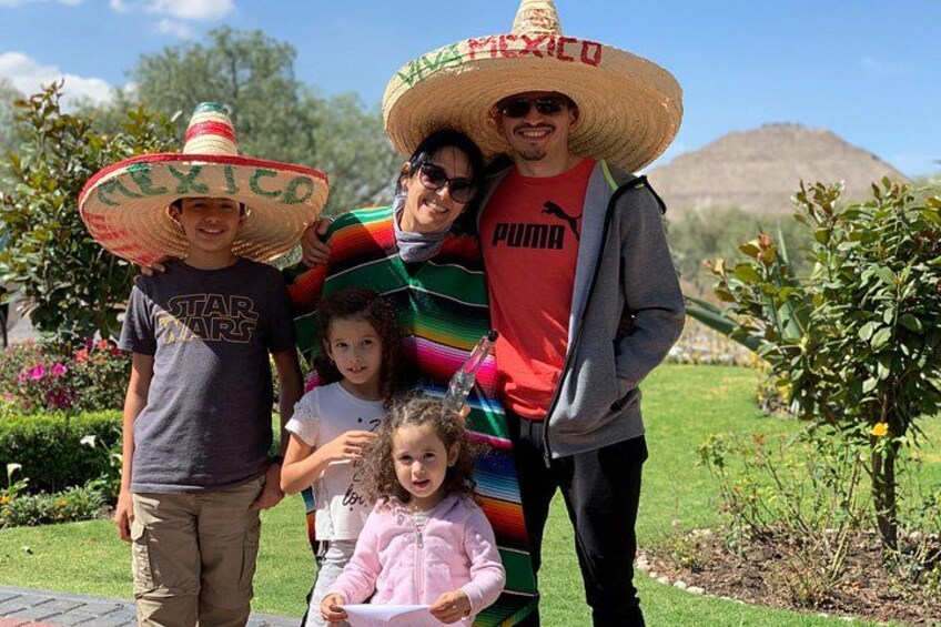 Eine Familie mit Sombreros, ein Kind in einem Star Wars T-Shirt und eine Person in einem Puma-Shirt. 5