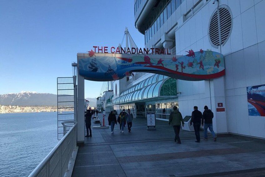 Et krydstogtskib ligger ved kaj i en havn, hvor der står 'The Canadian Trail' på et skilt. 3