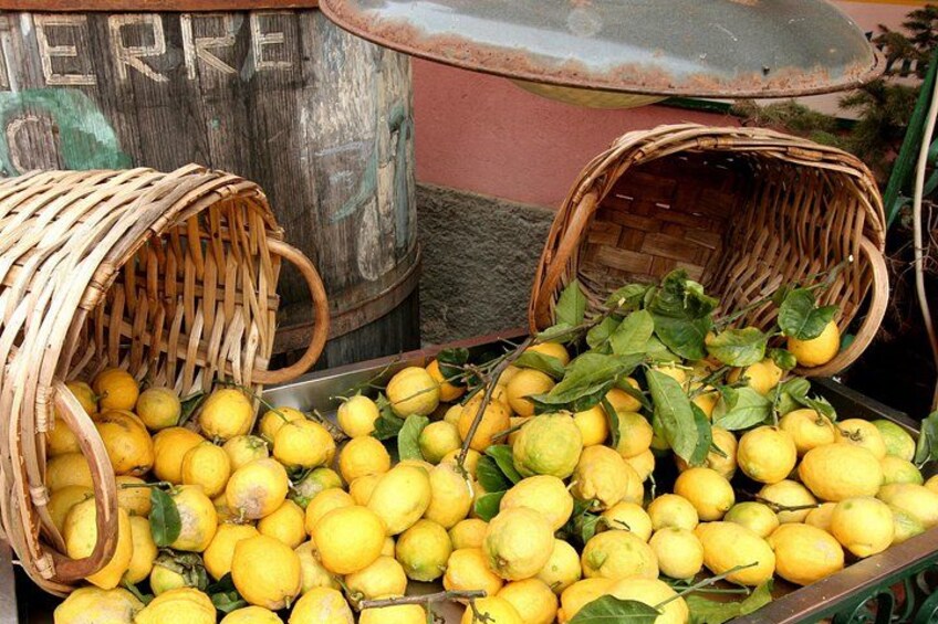 Des paniers en osier remplis de citrons et un plateau en métal. 2
