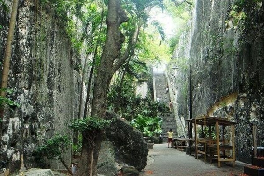 Queen's Staircase 1