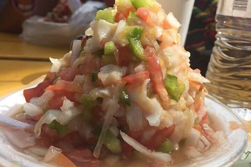 Une assiette de ceviche garnie de tomates, d’oignons et de poivrons verts, le tout coupé en dés. 3