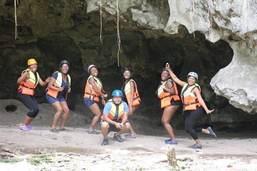 Un grupo de personas con equipo de seguridad, incluyendo cascos y chalecos salvavidas, dentro de una cueva. 4