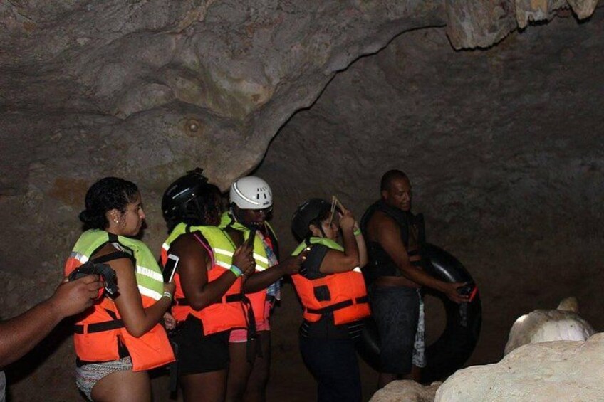 Personas en una cueva usando equipo de seguridad. 5