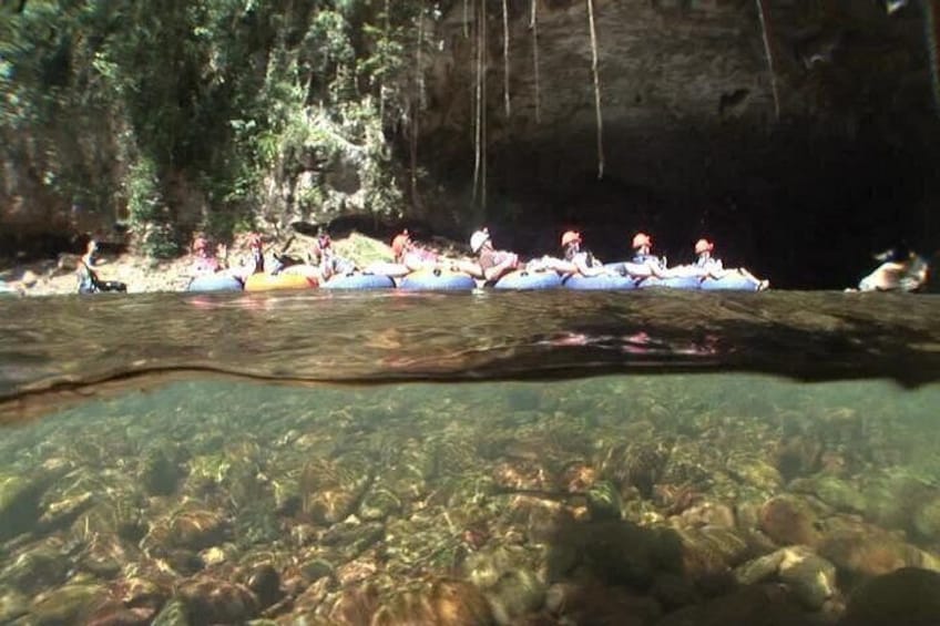 Personas hacen rafting en un río rodeado de bosque. 4