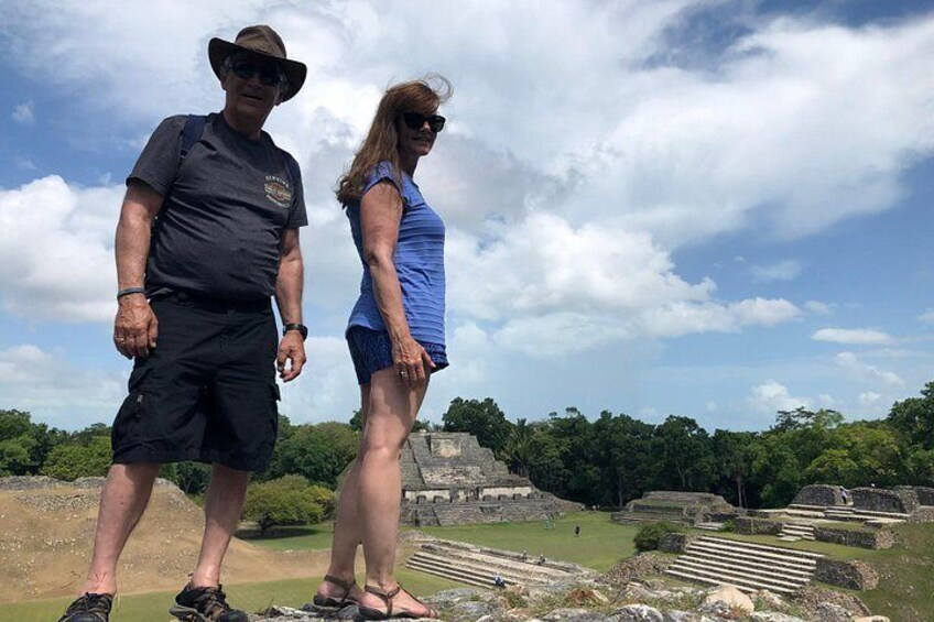 Dos personas de pie en un sitio histórico con ruinas antiguas al fondo. 5