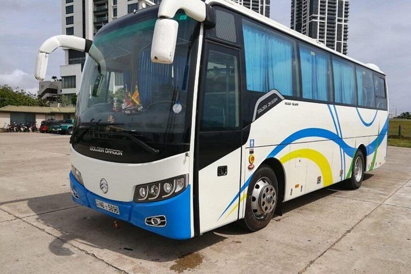 En moderne bus med blå og hvide farver holder på en betonoverflade. 3