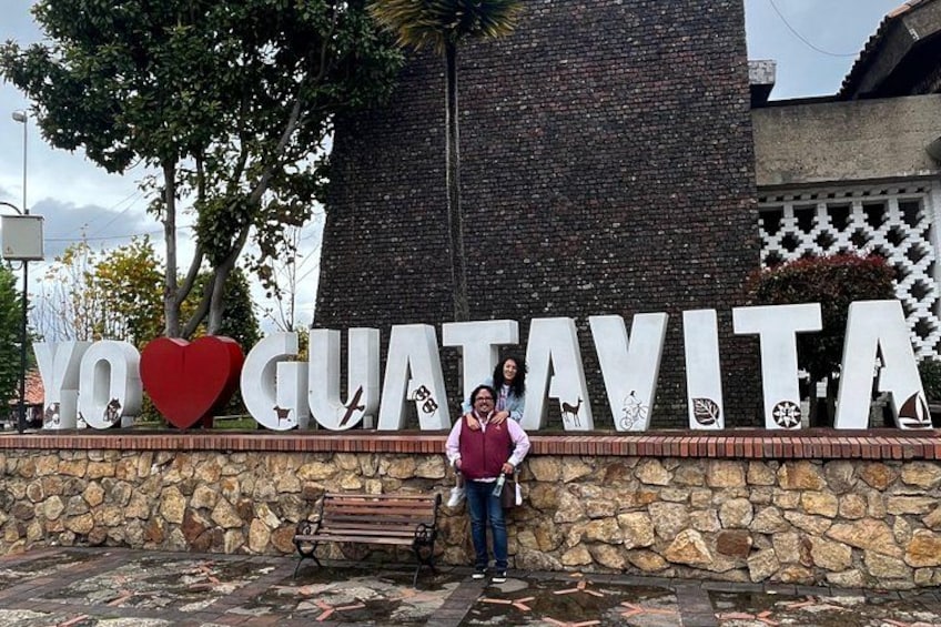 Un muro de piedra con el texto 'YO ♥ GUATAVITA' y un corazón rojo. 3