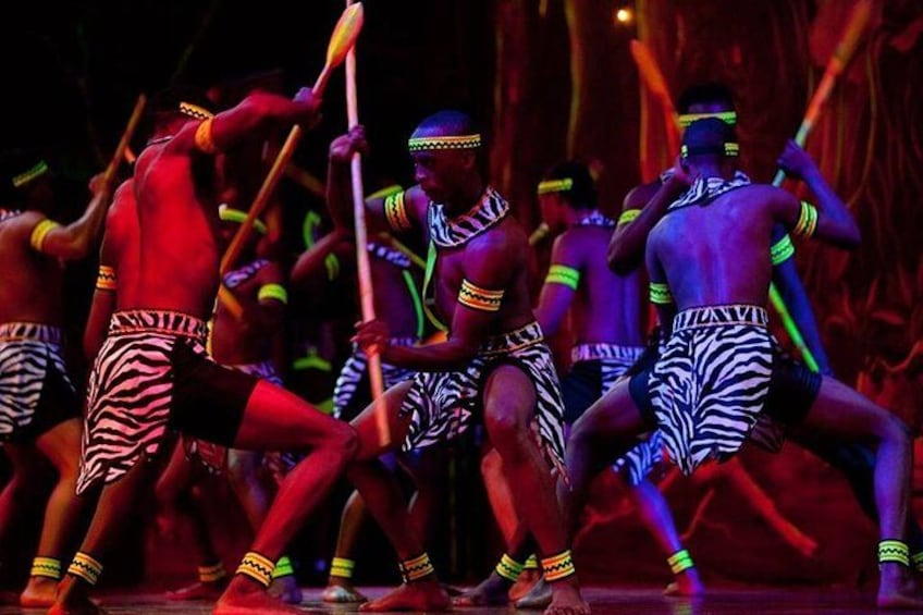Un groupe de danseurs, vêtus de costumes traditionnels, se produit sur scène. 2