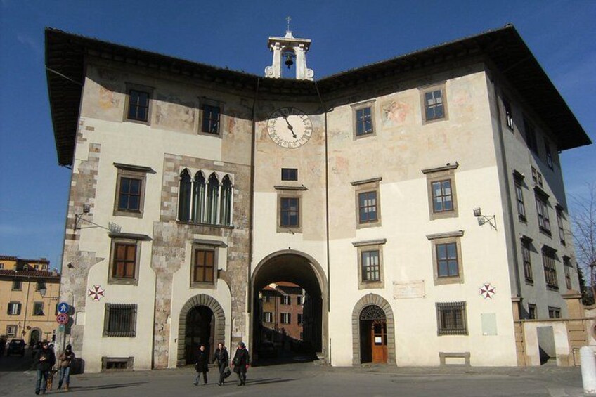 Un bâtiment historique doté d’une tour horlogée, d’une entrée en arc de cercle et de nombreuses fenêtres. 2