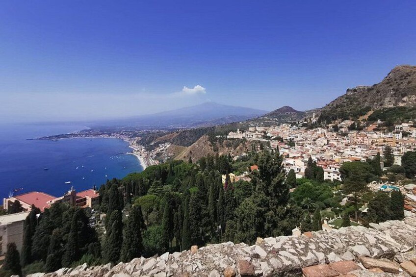 Un borgo costiero con vista sul mare, su una montagna e su una vegetazione lussureggiante. 4