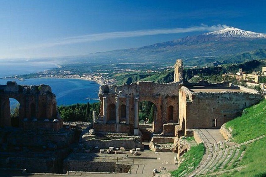 Rovine antiche, un paesaggio costiero e una montagna innevata in lontananza. 4
