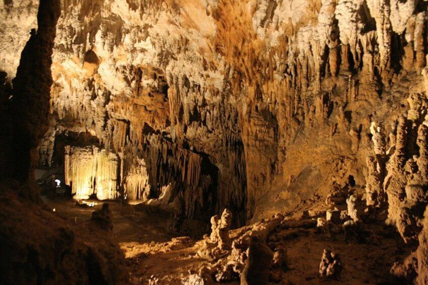 Una cueva con estalactitas y estalagmitas. 2