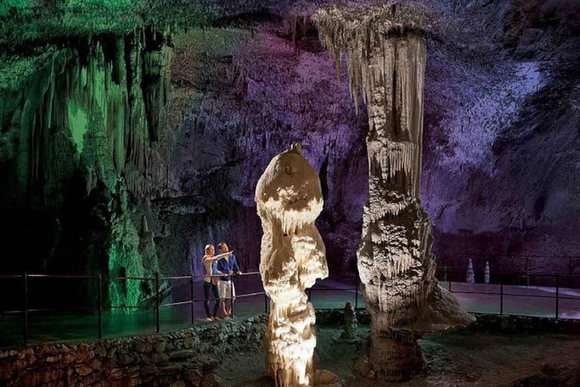 Una cueva con estalactitas y estalagmitas, iluminada con luz artificial. 2