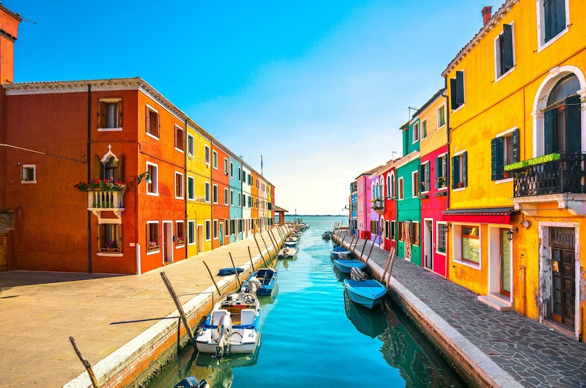 Murano & Burano Islands Guided Small-Group Tour by Private Boat