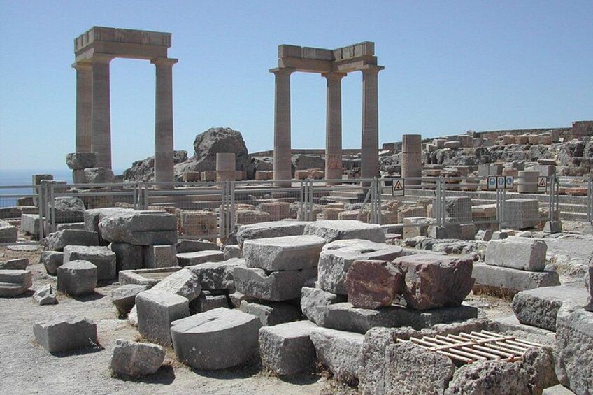 Ruinas antiguas con columnas y bloques de piedra dispersos. 5