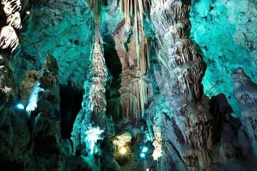 Een grot met stalactieten en -stalagmieten, verlicht door kunstmatige verlichting. 2