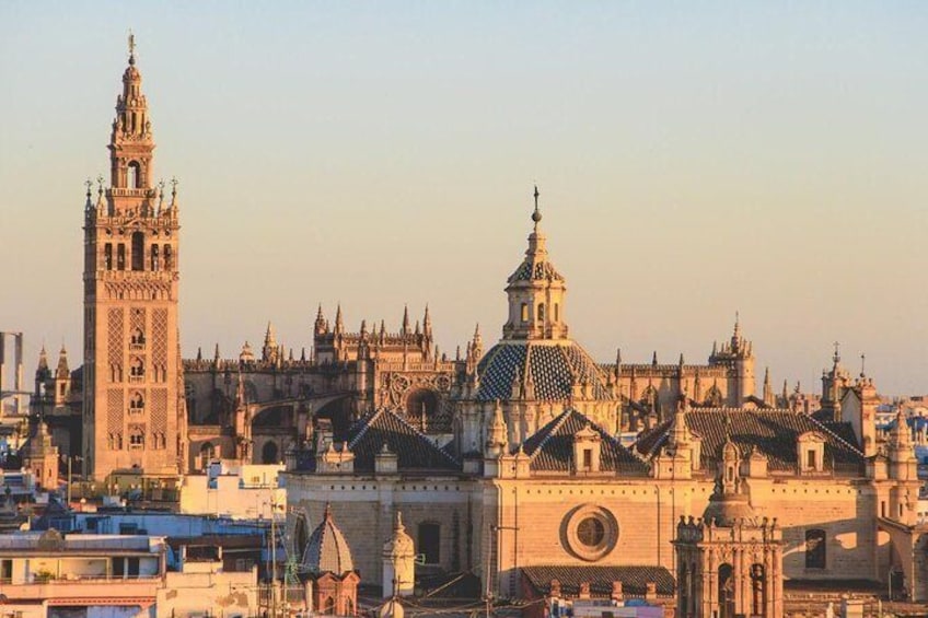Een historische kathedraal met een opvallende klokkentoren en ingewikkelde architectuur. 3