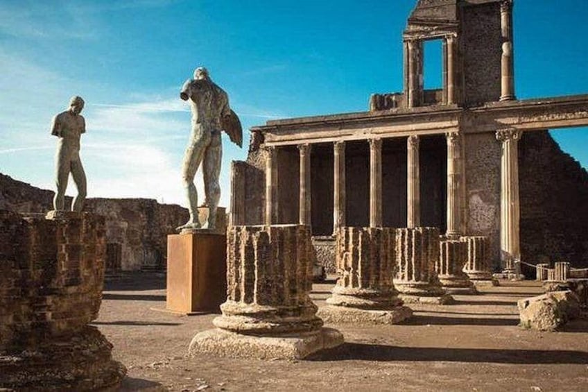 Ruinas antiguas con columnas y estatuas. 4