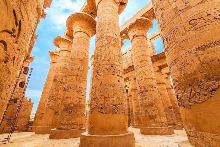 Alte ägyptische Säulen mit Hieroglyphen, eine Leiter und ein klarer Himmel. 2
