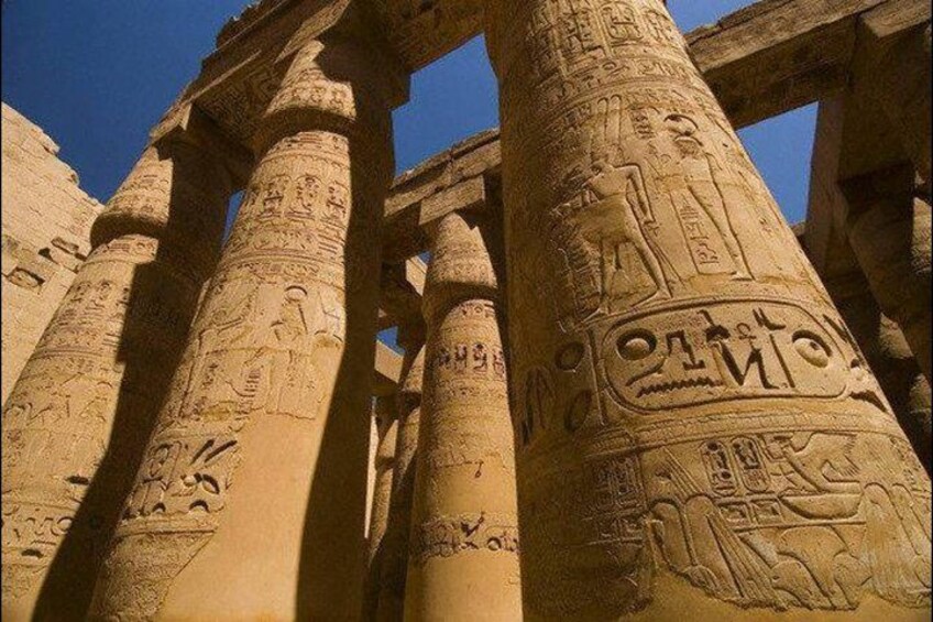 Forntida egyptiska kolonner med hieroglyfer. 4