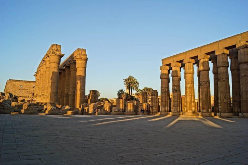 Forntida egyptiska ruiner med stora kolonner och en klar himmel. 3