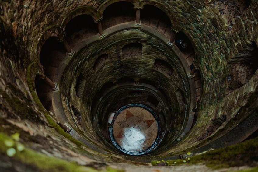 Un escalier en colimaçon à l’intérieur d’une structure en pierre. 3