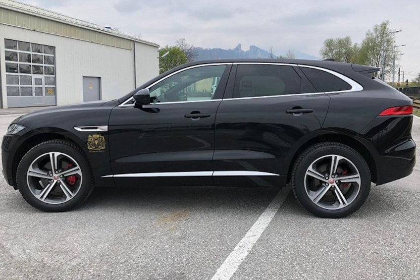 our SUV limousine - F-Pace 4
