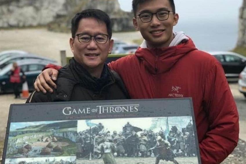Två personer som står bredvid en skylt med texten ”Game of Thrones”. 5
