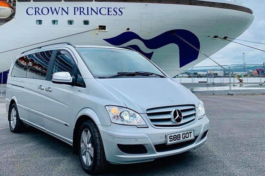 Ein weißer Mercedes-Benz-Van parkt vor einer großen Yacht namens 'CROWN PRINCESS'. 5
