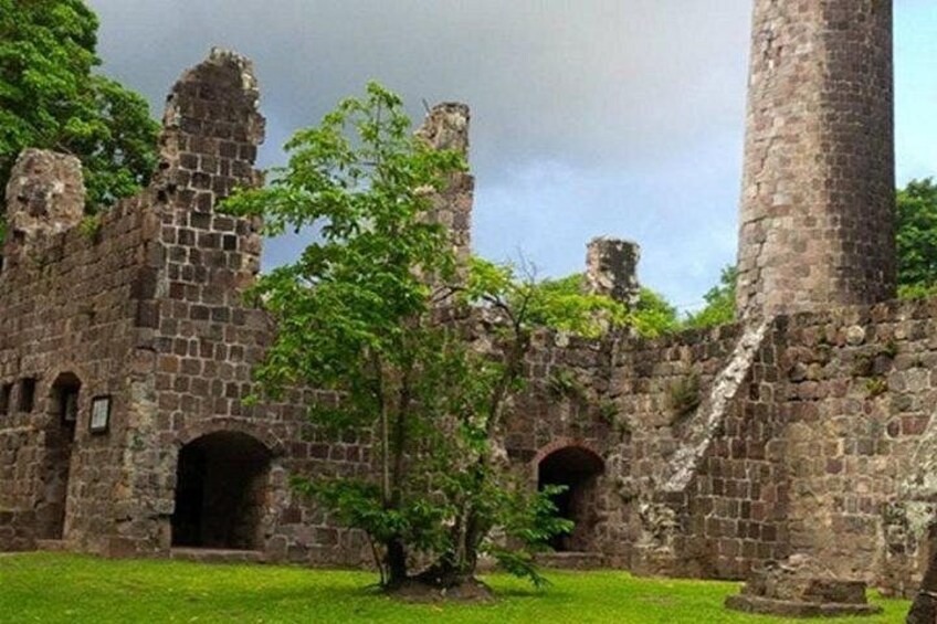 Una estructura histórica de piedra con arcos y una imponente torre central. 1