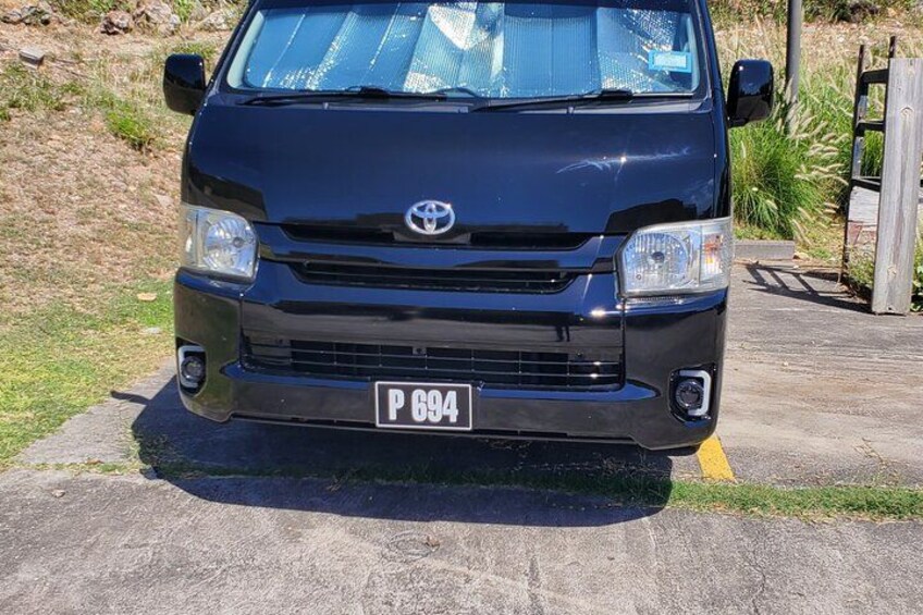 Una camioneta Toyota negra con una matrícula visible. 3