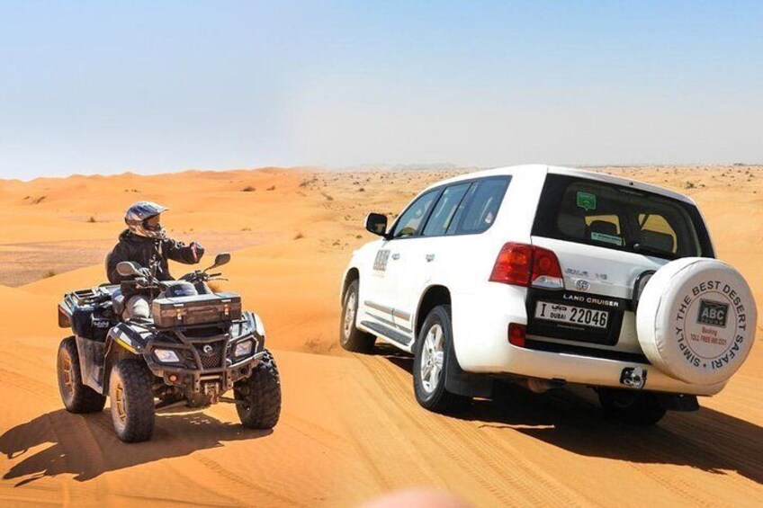 Paisaje desértico con un SUV blanco y un vehículo todo terreno. 1