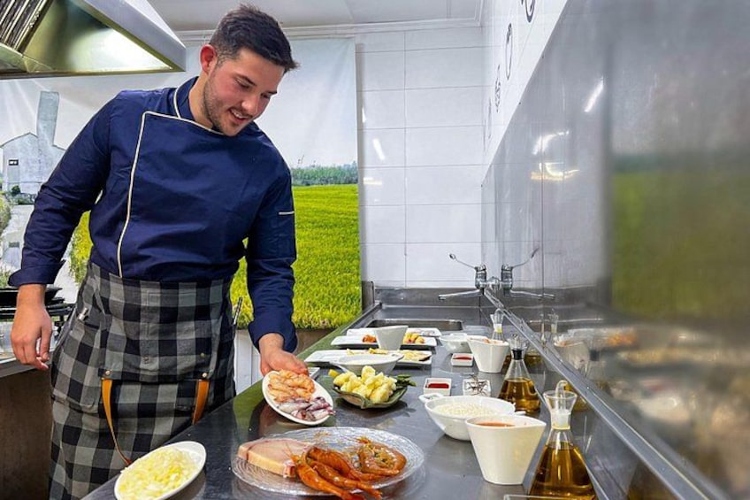 Un chef en una cocina con varios platos y utensilios de cocina. 2