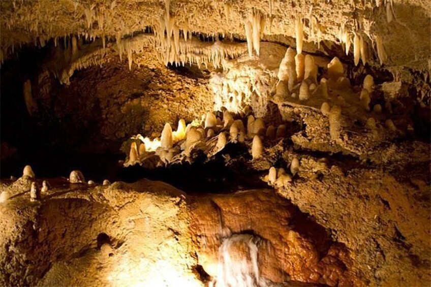Una cueva con estalactitas y estalagmitas. 5